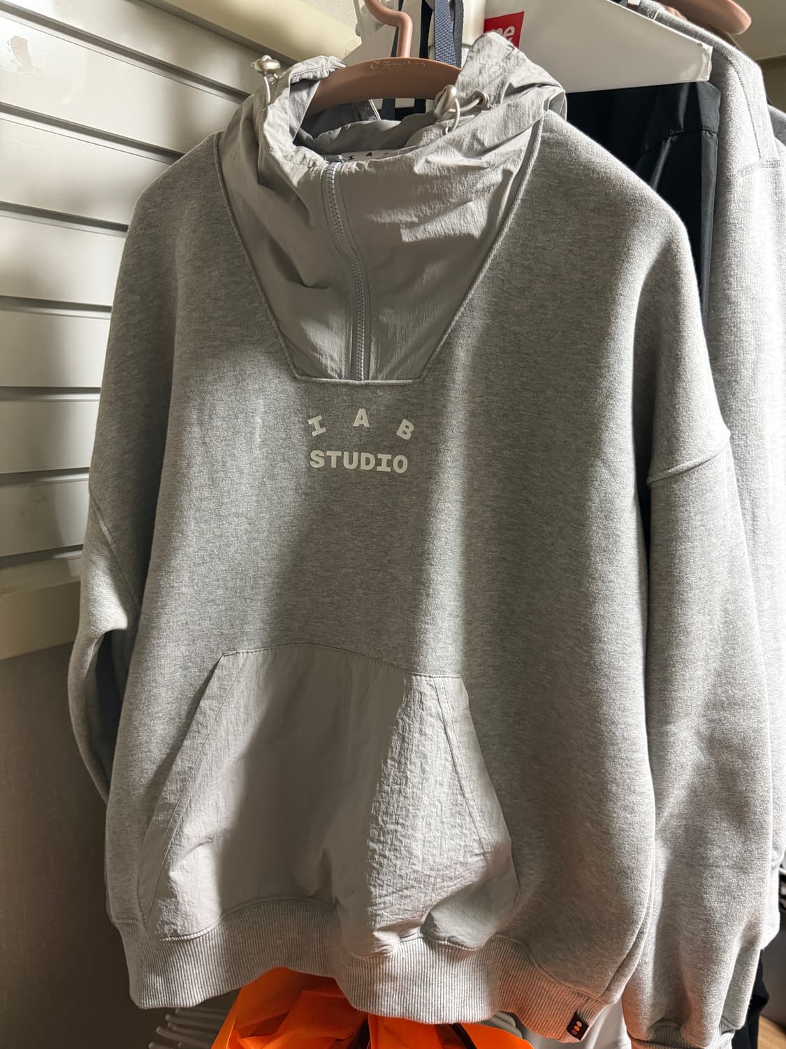 아이앱 스튜디오 우븐 후디 그레이 화이트 상품이미지1