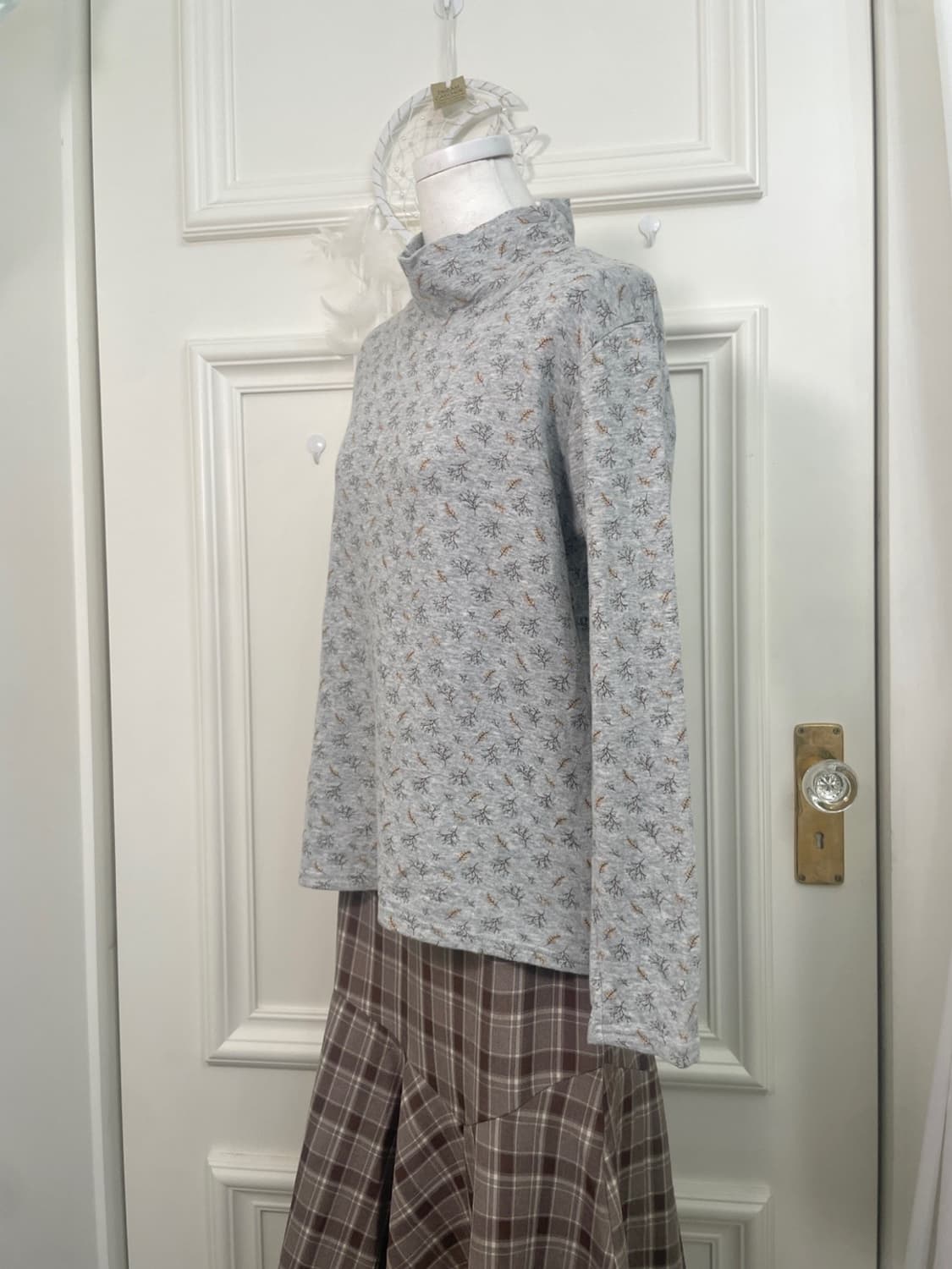 gray flower point turtle-neck cotton top 상품이미지2