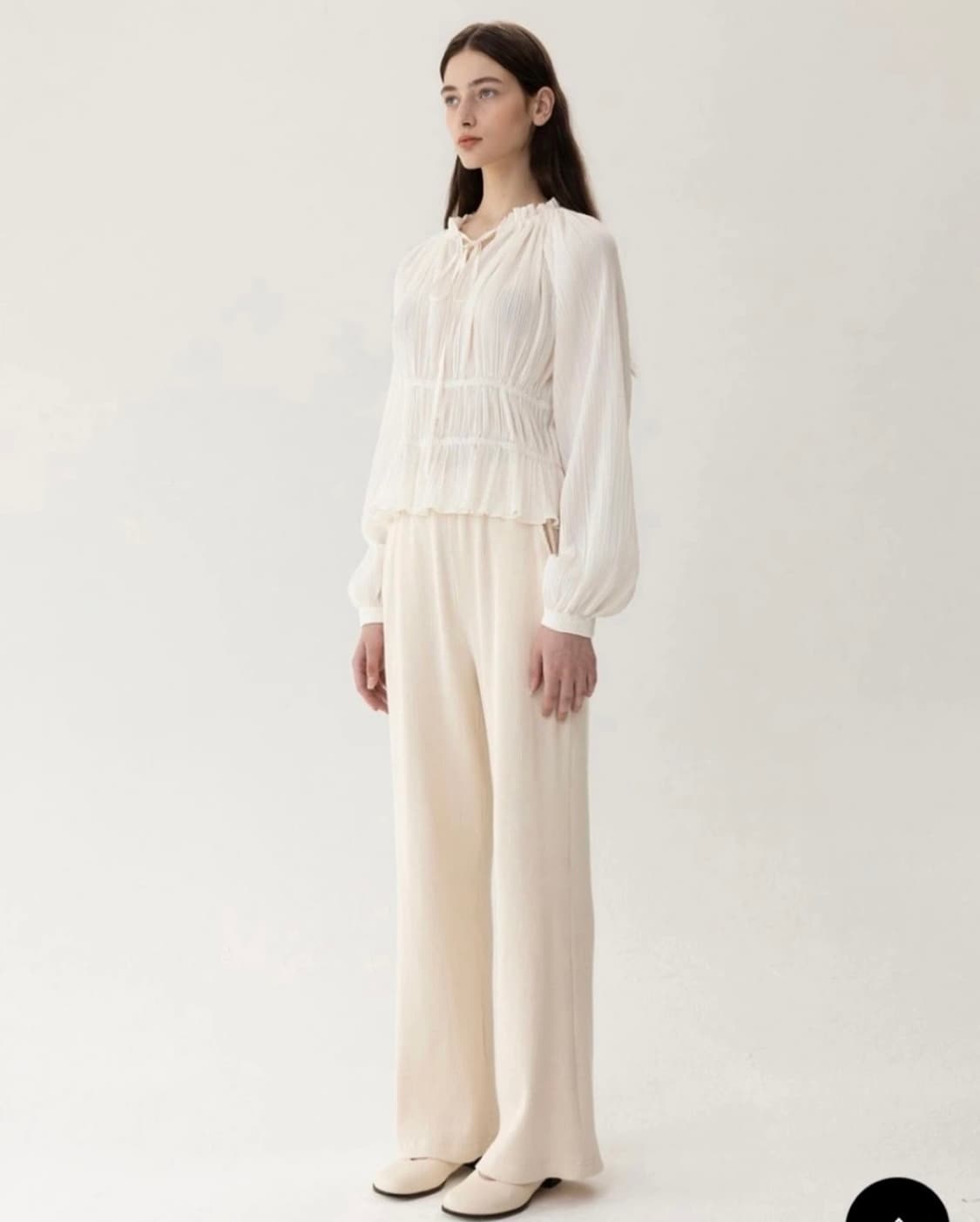 킨더살몬 FW23 Shirring Blouse 셔링 블라우스 상품이미지2