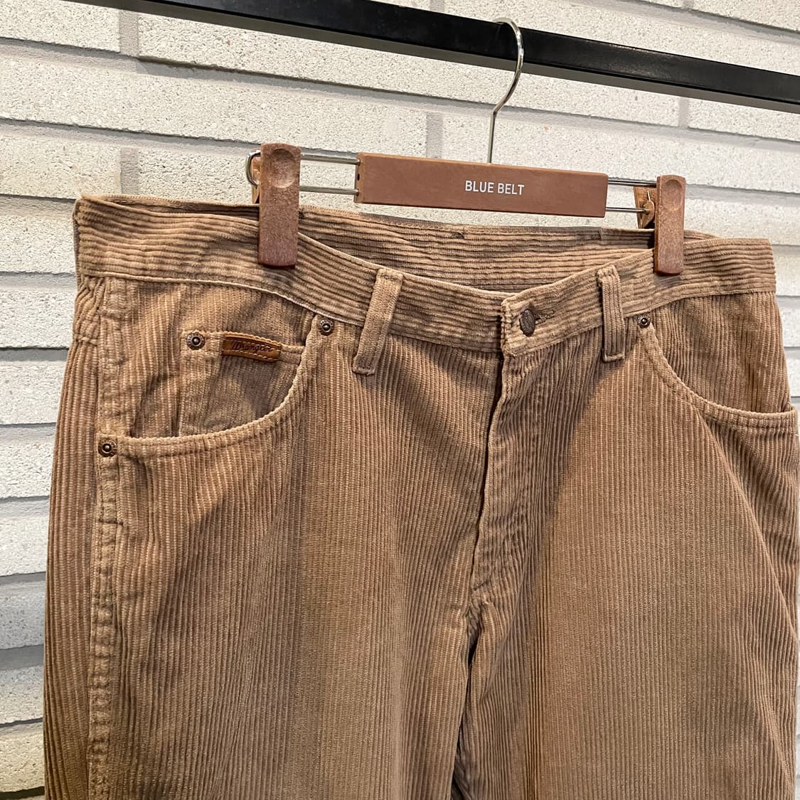 Wrangler 랭글러 코듀로이 팬츠 세미 와이드핏 백로고 디테일 브라운 상품이미지4