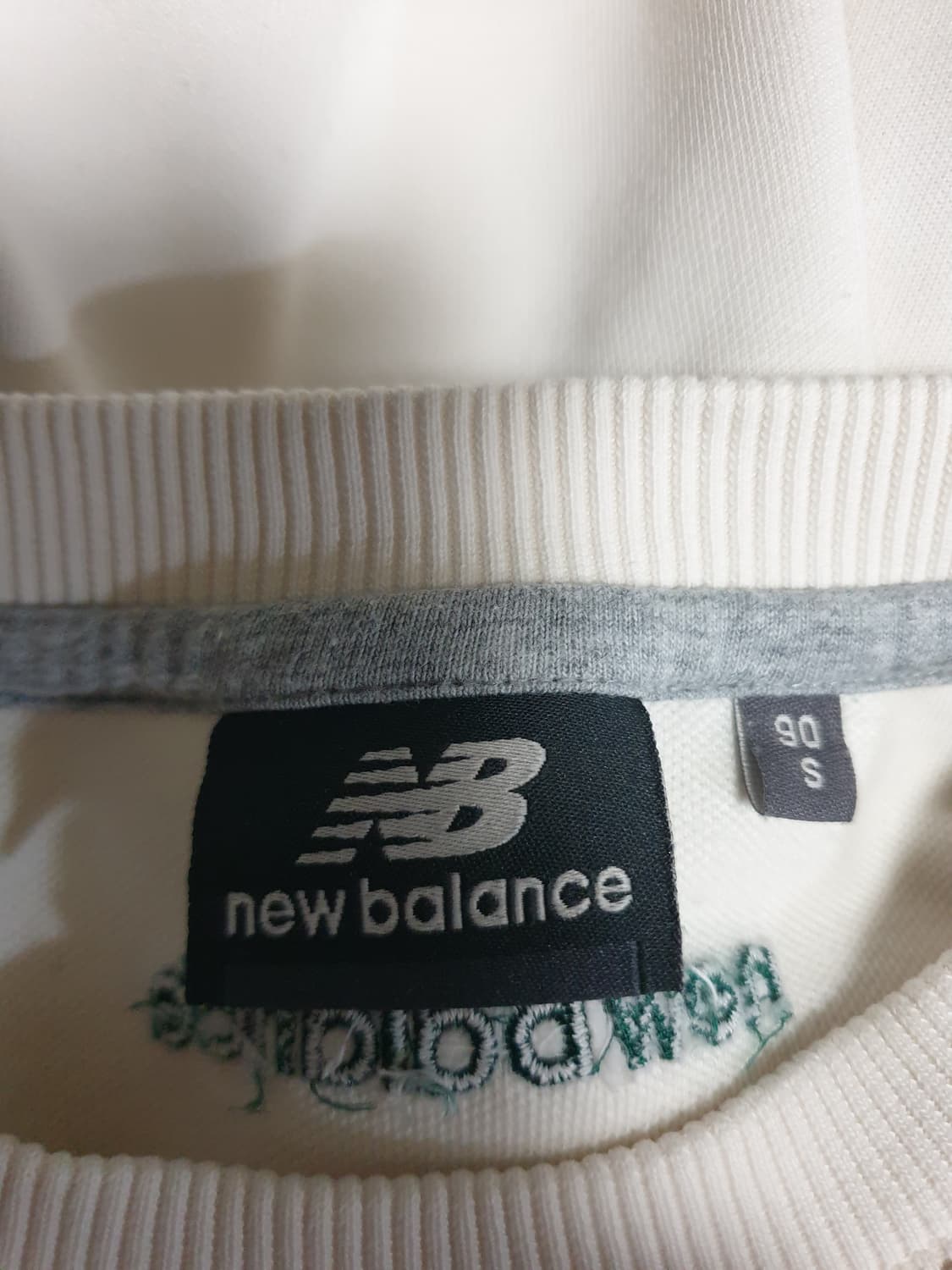 뉴발란스 에센셜 스몰로고 맨투맨 크림 (S) 상품이미지4