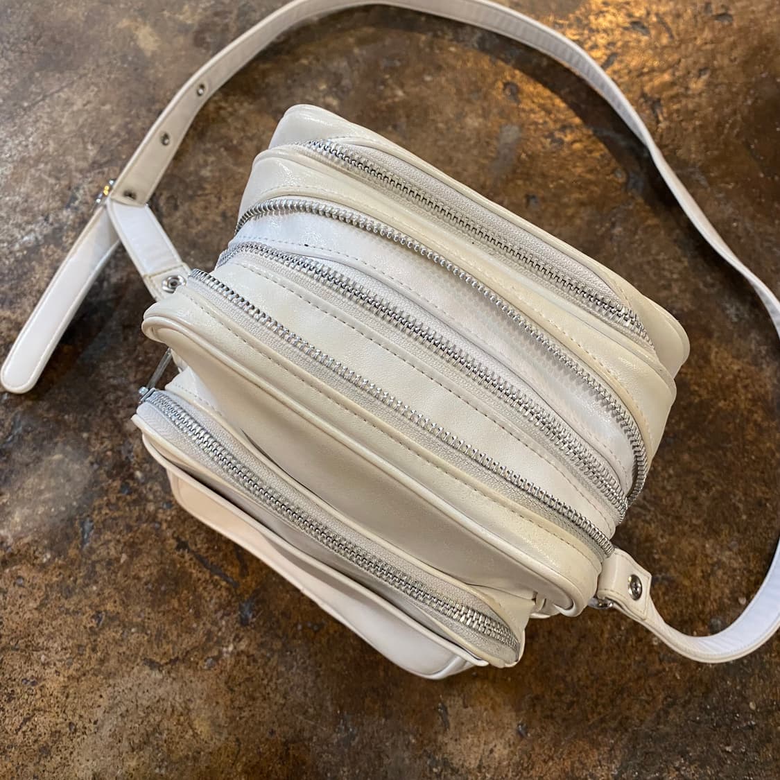 꼼데가르송 화이트 미니 크로스백 상품이미지3