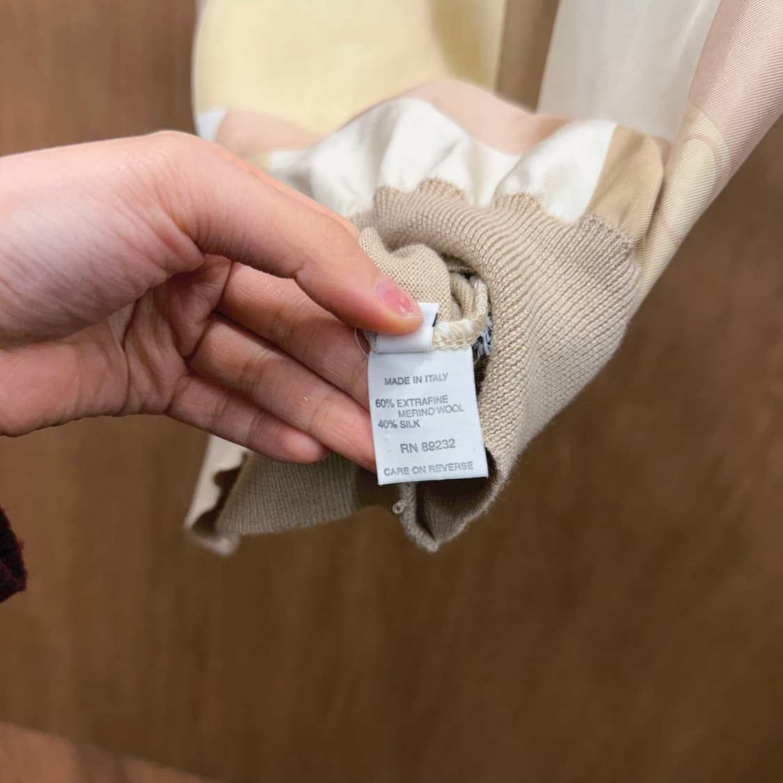 니나리치 반팔 니트 로고 블록 프린팅 밴딩 밑단 디테일 베이지 상품이미지7