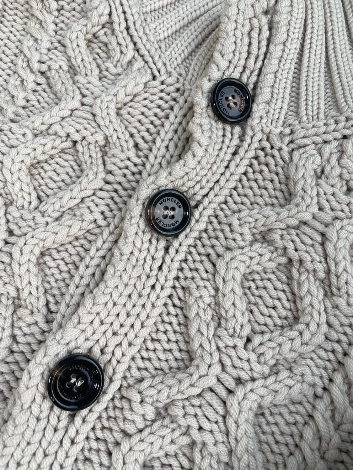 [L] 몽클레어 와펜로고 케티블 꽈배기 니트 가디건 상품이미지9