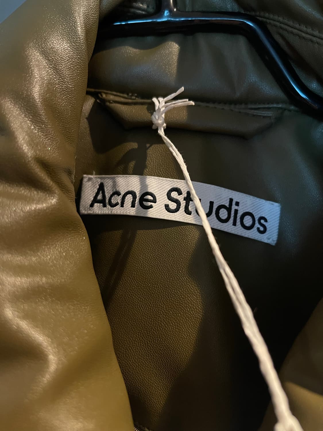 아크네 에코레더패딩 상품이미지3