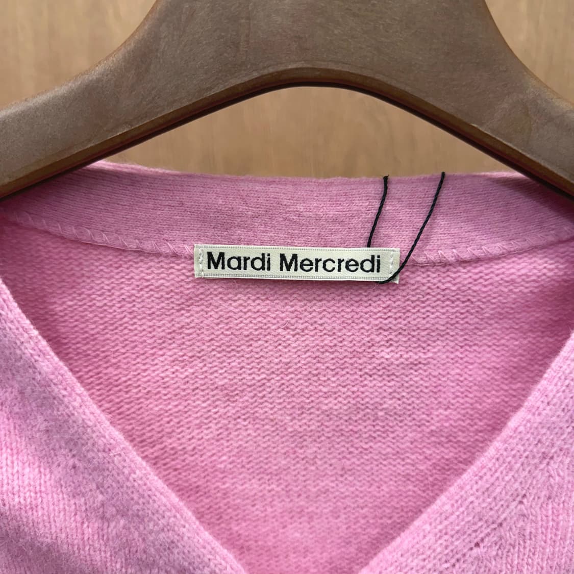 마르디 메르크디 긴팔 브이넥 가디건 밑단 시보리 로고 자수 디테일 핑크 상품이미지7