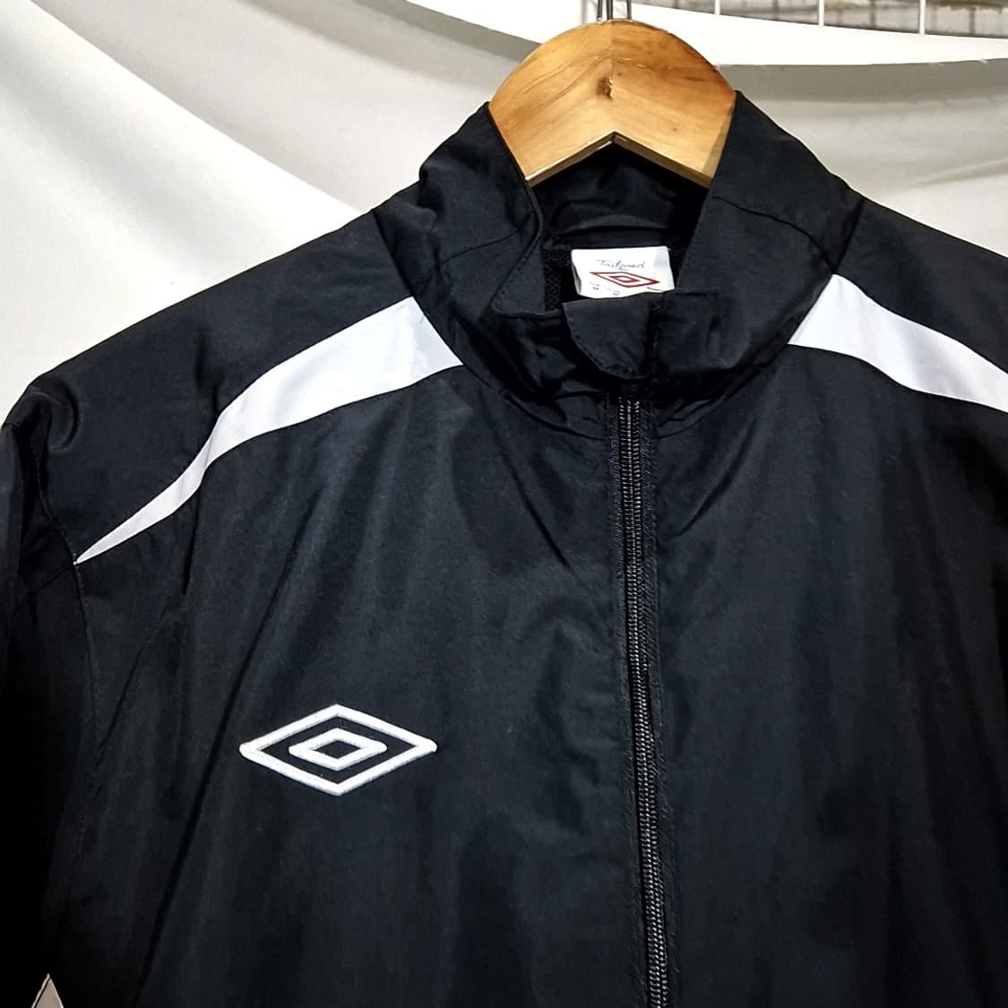 엄브로 자수로고 바람막이 상품이미지2