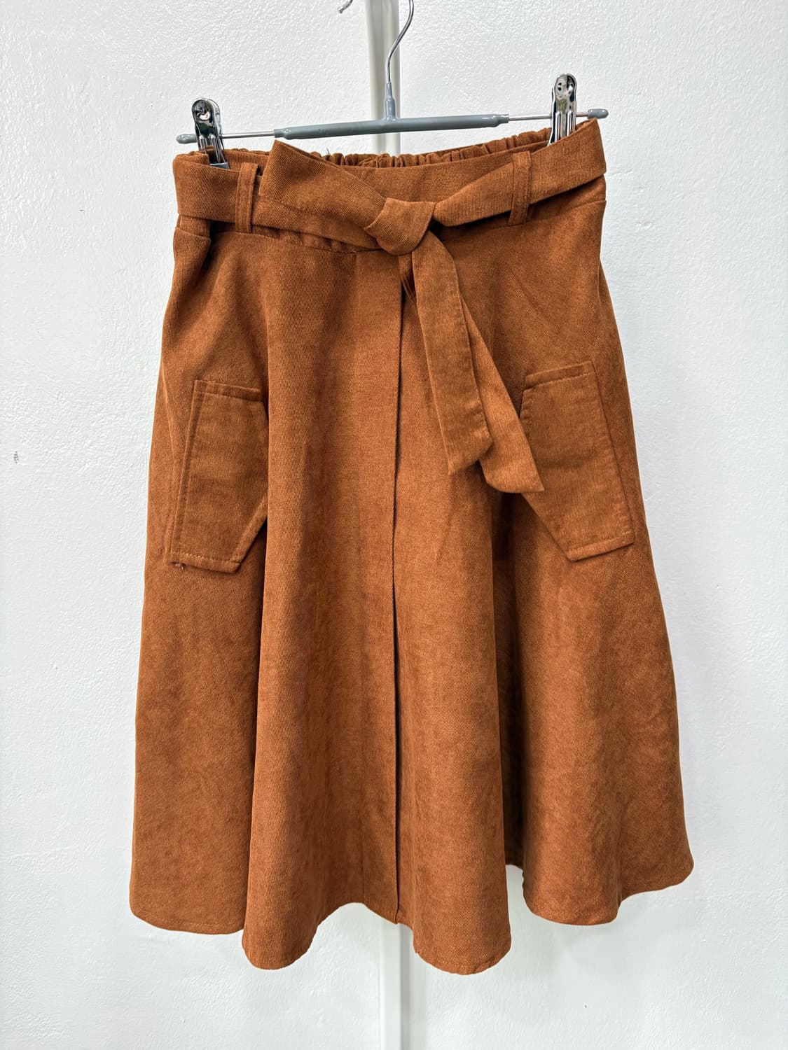 벨티드 포켓 브라운 미디스커트 상품이미지3