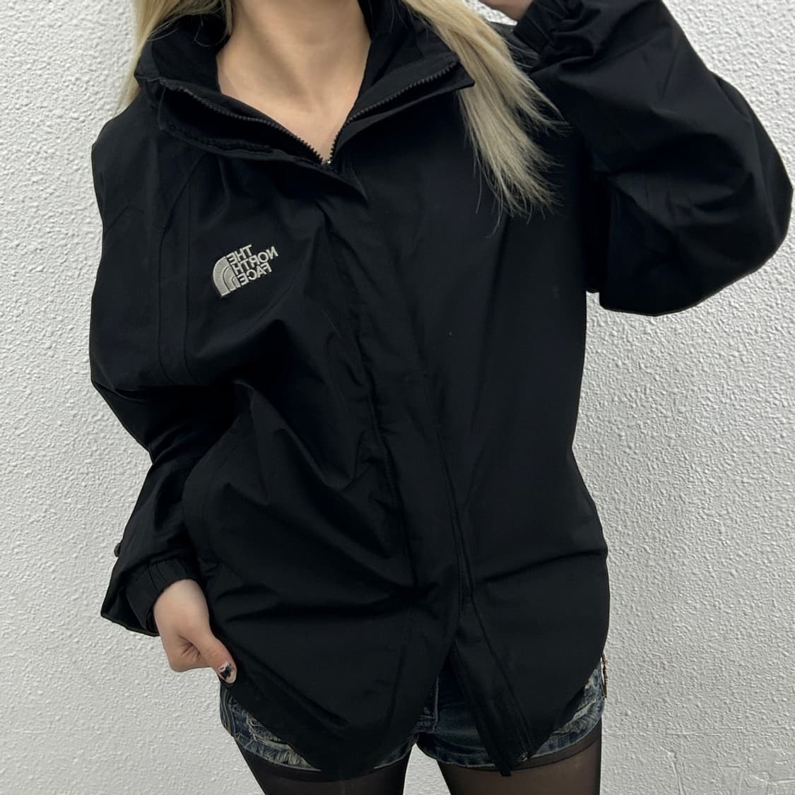 노스페이스 로고 블랙 바람막이 100 상품이미지2