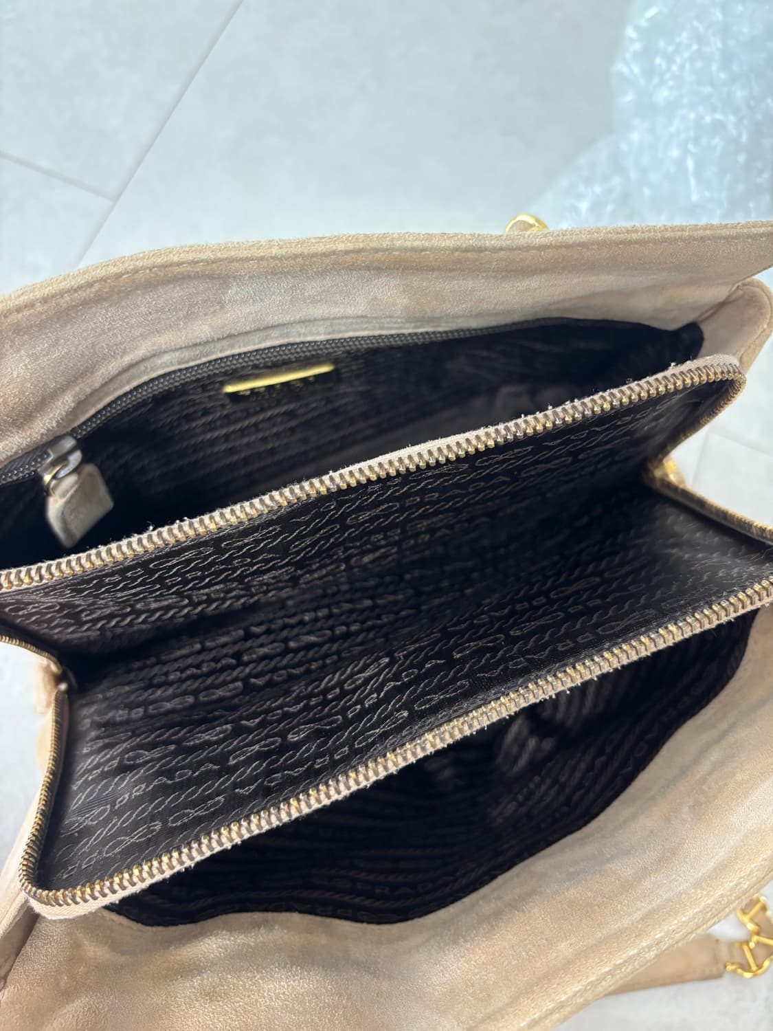 프라다 스웨이드 금장 체인 숄더백 베이지 상품이미지2