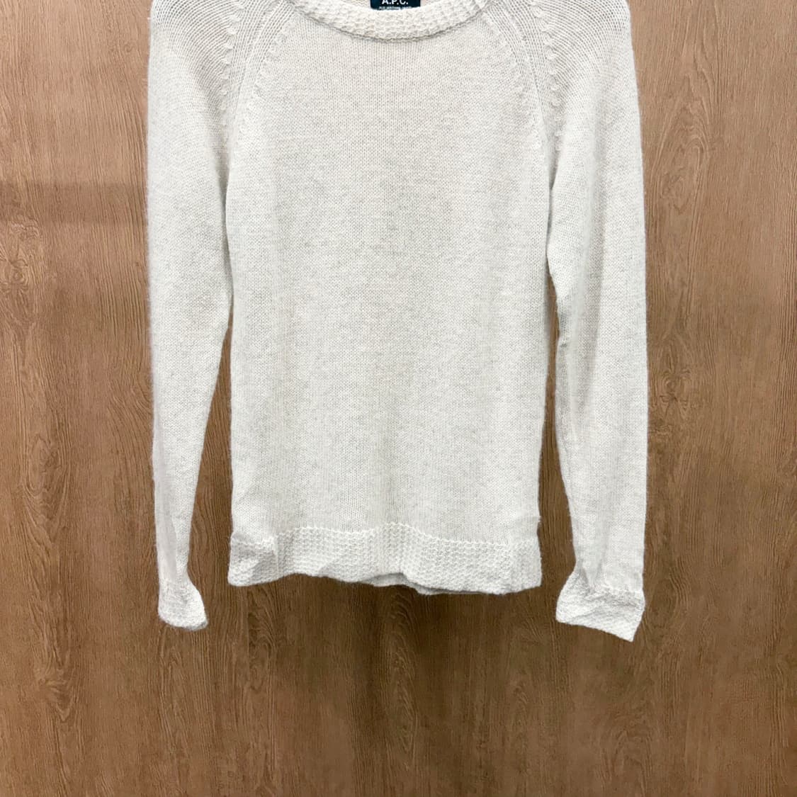 아페쎄 미니멀 라운드넥 긴팔 니트 레글런 슬리브 립 짜임 디테일 아이보리 상품이미지5