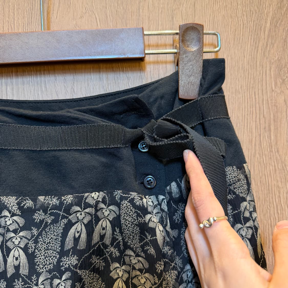 막스앤코 랩 미디 스커트 리프 패턴 리본 타이 스트랩 디테일 카키 상품이미지8