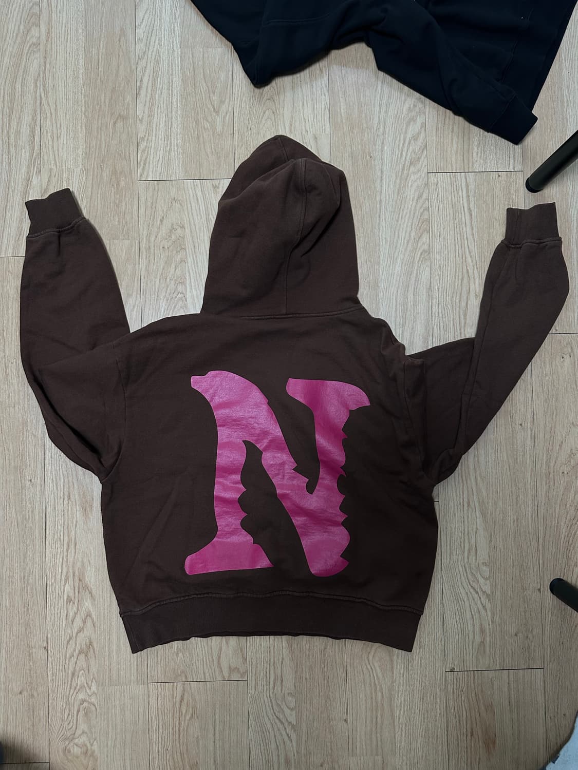 네더월드 ARABIC LOGO HOODIE BROWN 상품이미지3