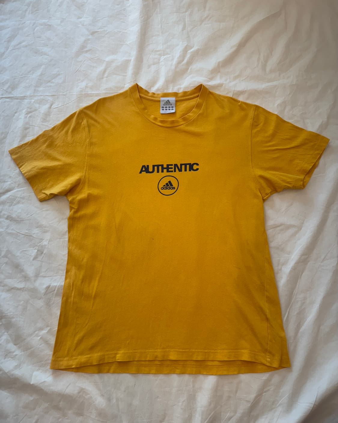 아디다스 AUTHENTIC 로고 반팔 티셔츠 상품이미지1