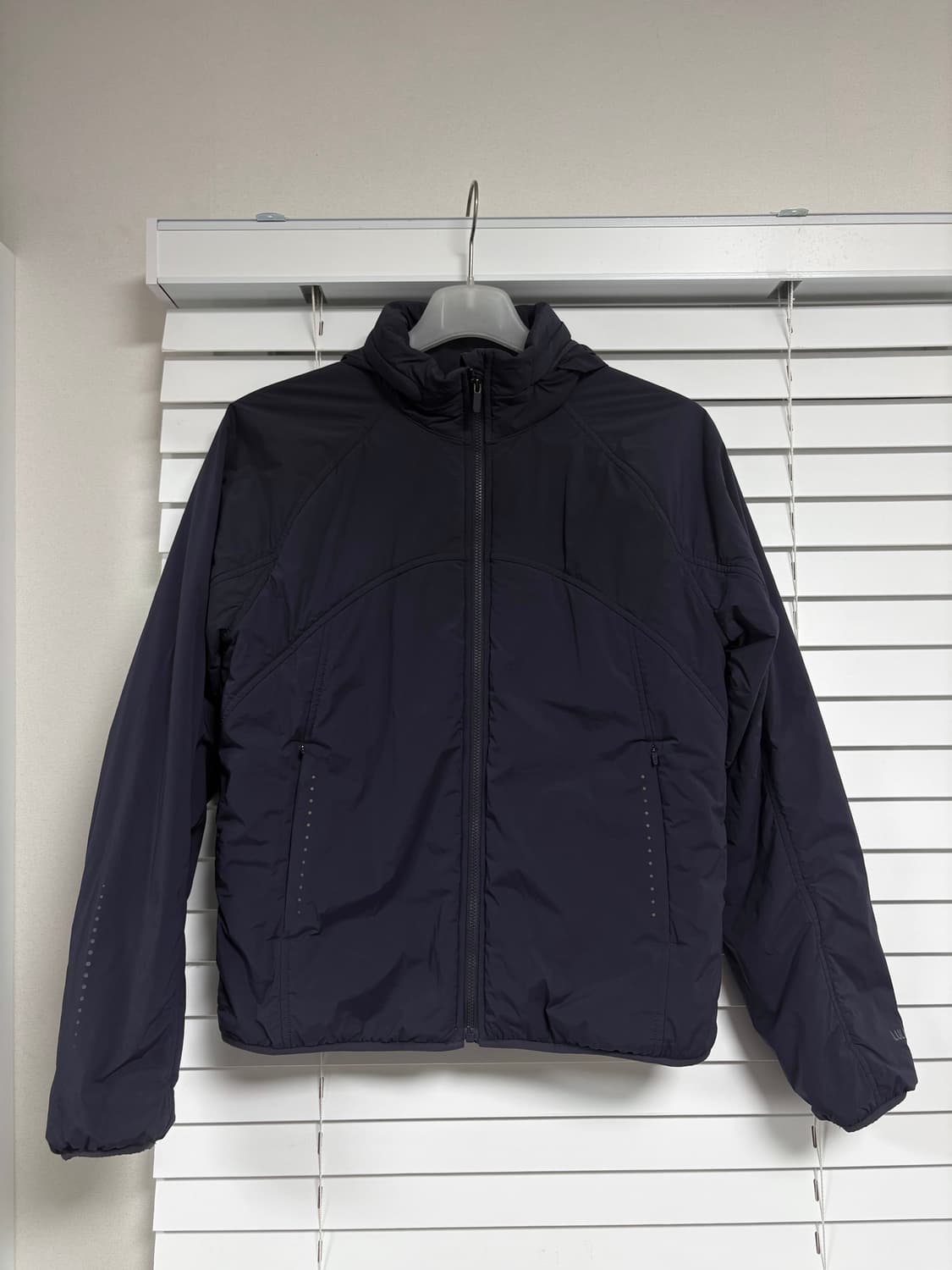 룰루레몬 인설레이티드 백 벤트 러닝 자켓 상품이미지1