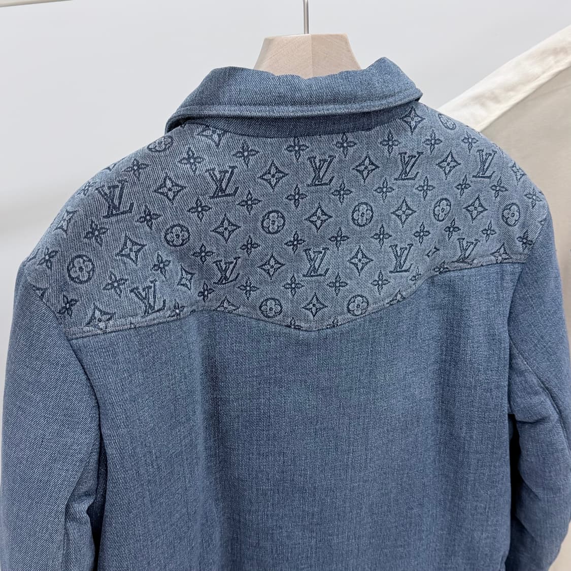 [S+급/48] 루이비통 모노그램 패디드 데님 패딩 자켓 상품이미지5