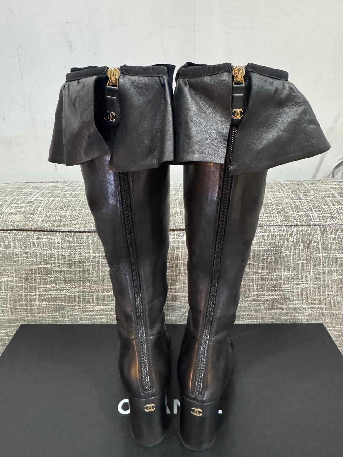 샤넬 블랙 리본 롱부츠  26FW 240 매장판매중 상품이미지3