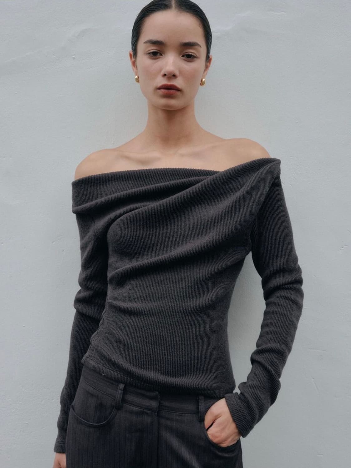 소플러 VIA SHIRRING TOP_CHACOAL 오프숄더 니트 상품이미지1