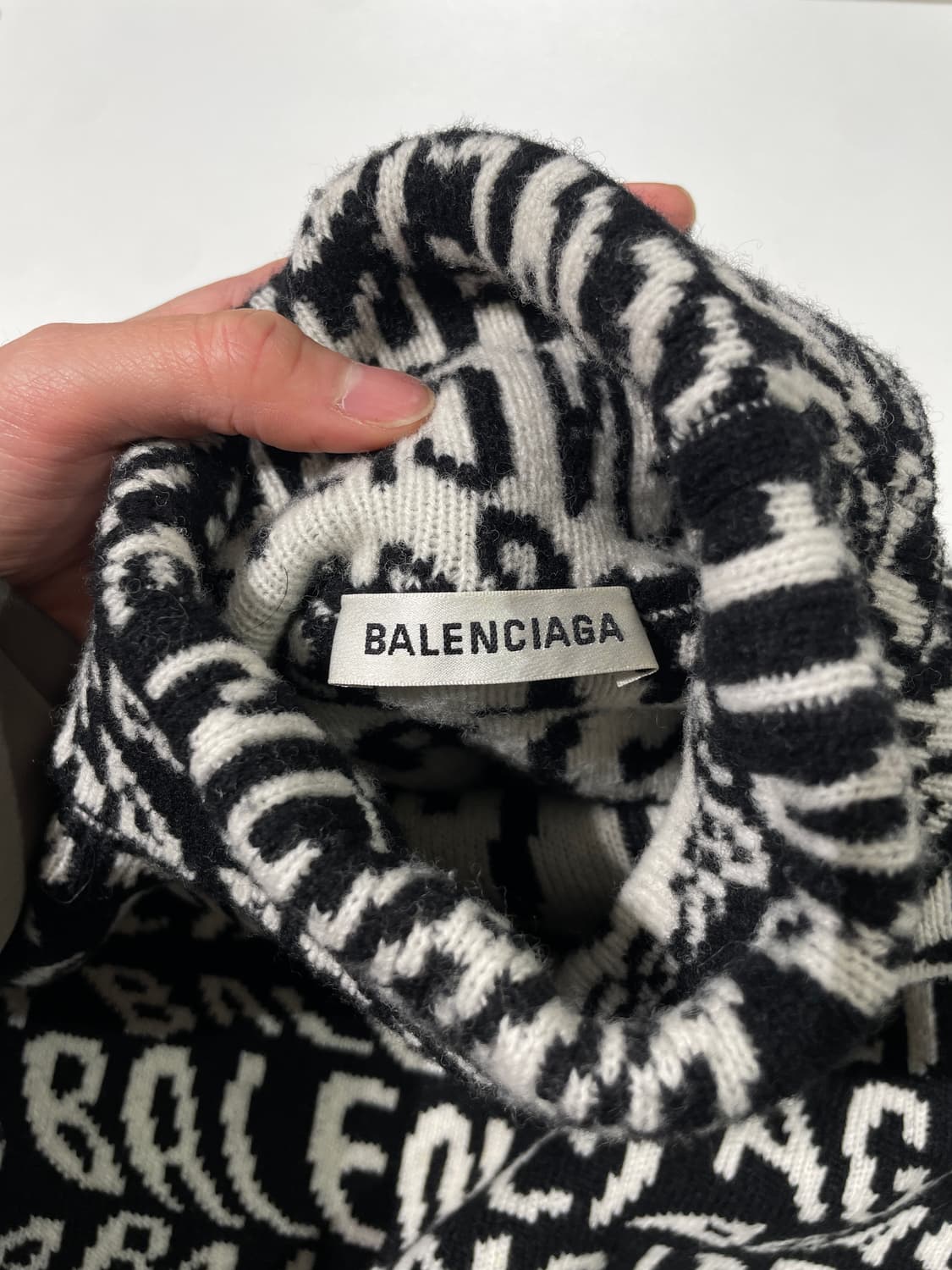 발렌시아가 블랙 자카드 터틀넥 울 스웨터 상품이미지7