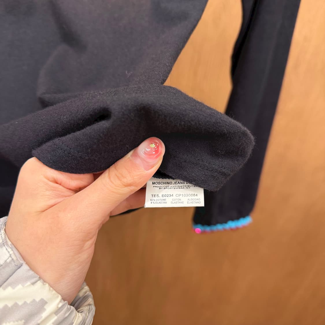 모스키노 진스 롱슬리브 티셔츠 넥 소매 배색 라인 버튼 로고 디테일 블랙 상품이미지9