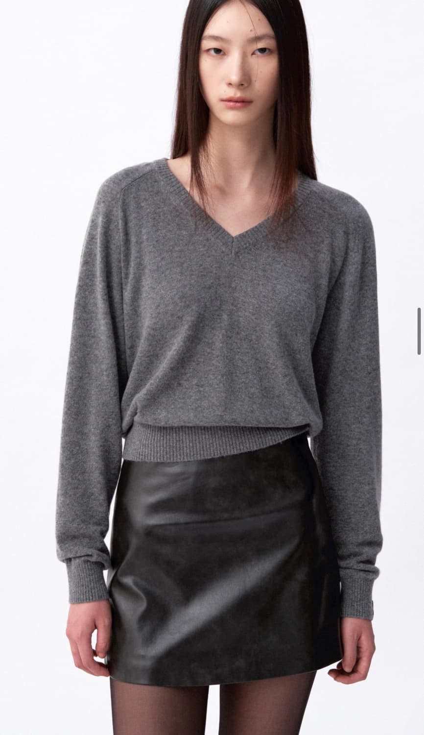 아비에무아 백 디테일 브이넥 니트(차콜) 상품이미지1