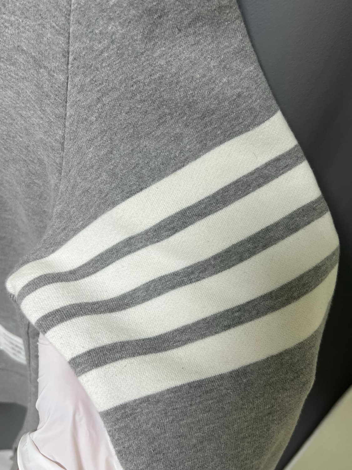 [정품] 5 톰브라운 사선 맨투맨 그레이 상품이미지3