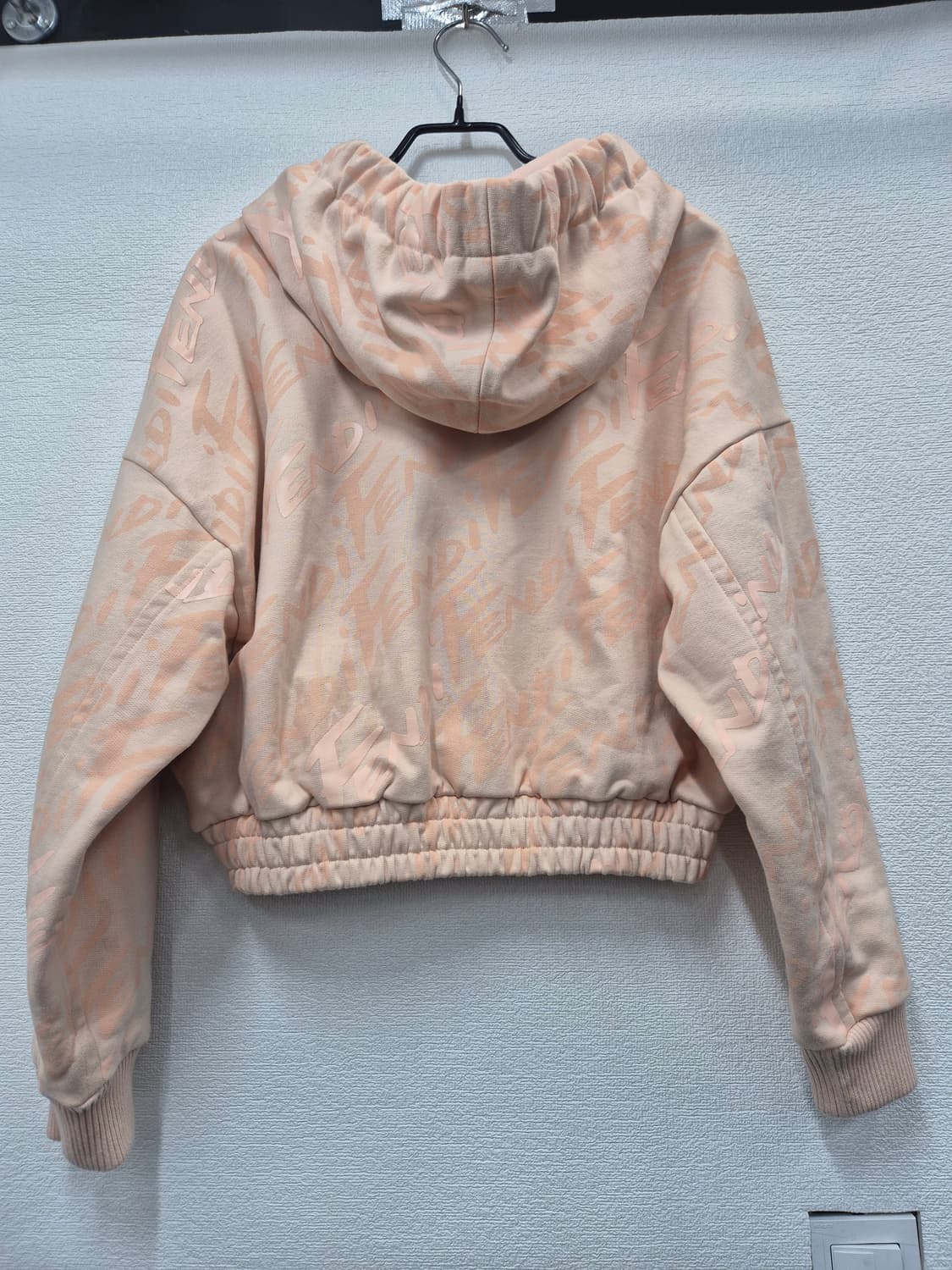 펜디 FENDI 올오버 로고 밴딩헴 크롭 후드티 / 55(정품) 상품이미지3