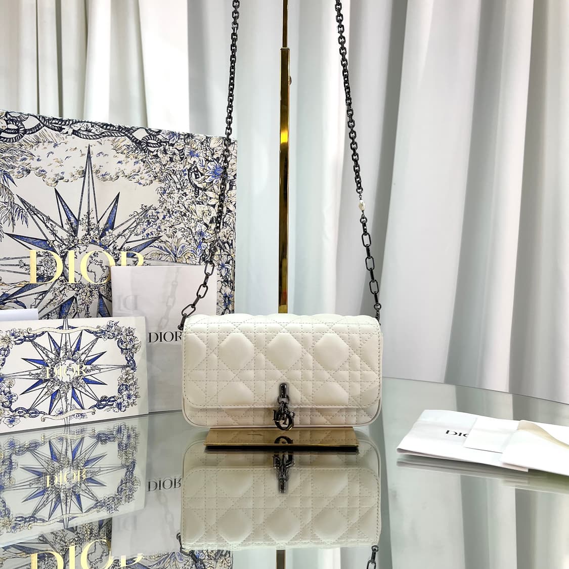 [새상품급] 디올 레이디 디올 램스킨 까나쥬 라떼 폰 파우치 숄더백 상품이미지1