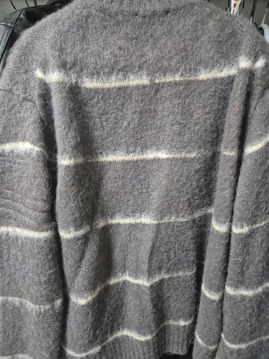벨리에 브러쉬드 탐 가디건 그레이 스트라이프 3사이즈 팝니다. 상품이미지2