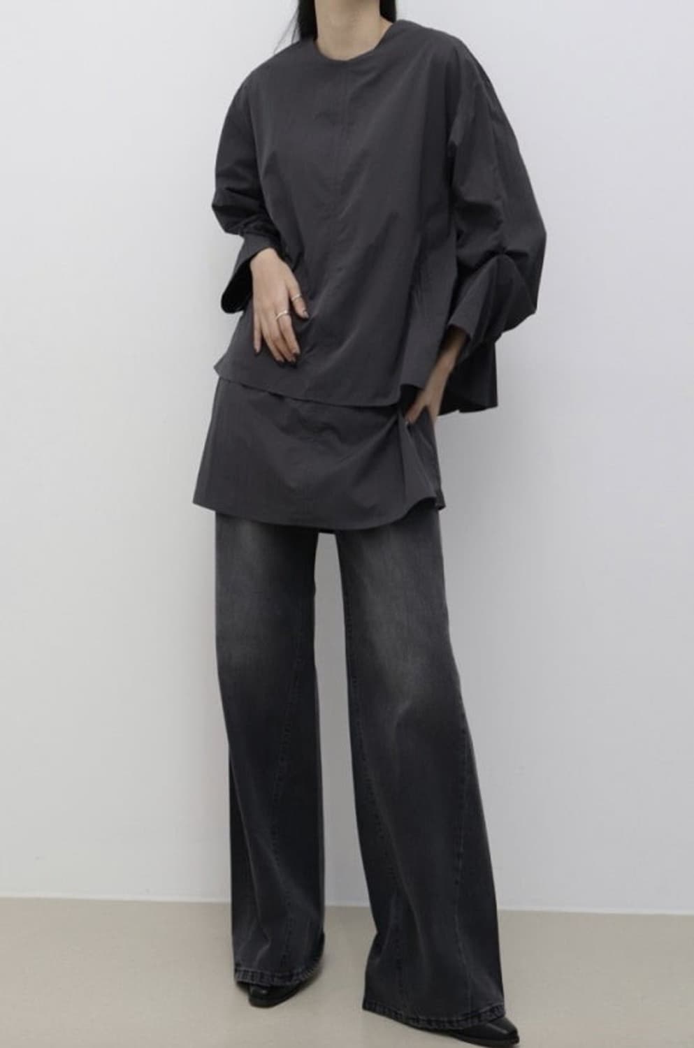 트리밍버드 라운드 레이어드 블라우스 차콜 상품이미지1