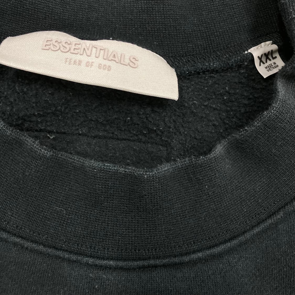 에센셜 피어 오브갓 블랙 컬러 스펠아웃 맨투맨 상품이미지4