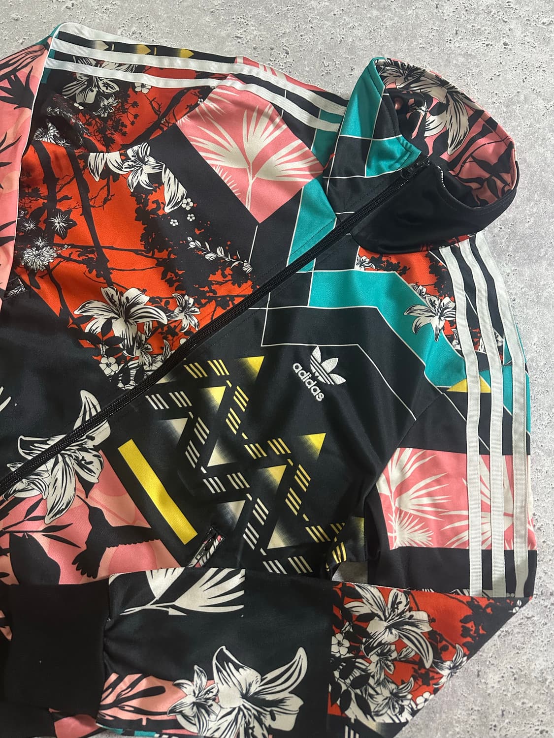 10s adidas 아카이브 우먼스 그래픽 패치워크 트랙탑 상품이미지1