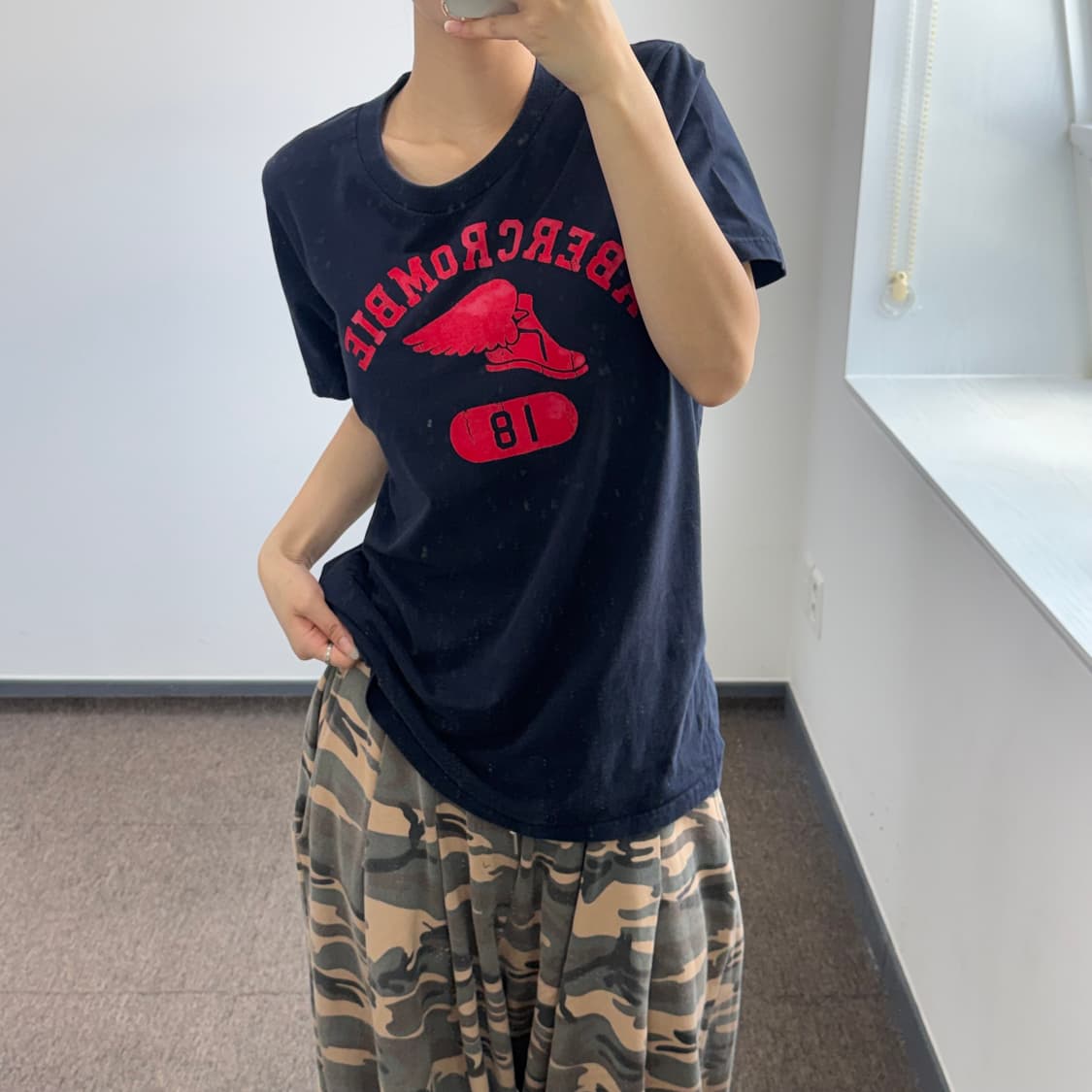 Abercrombie 아베크롬비 레드로고 다크 네이비 반팔 상품이미지1