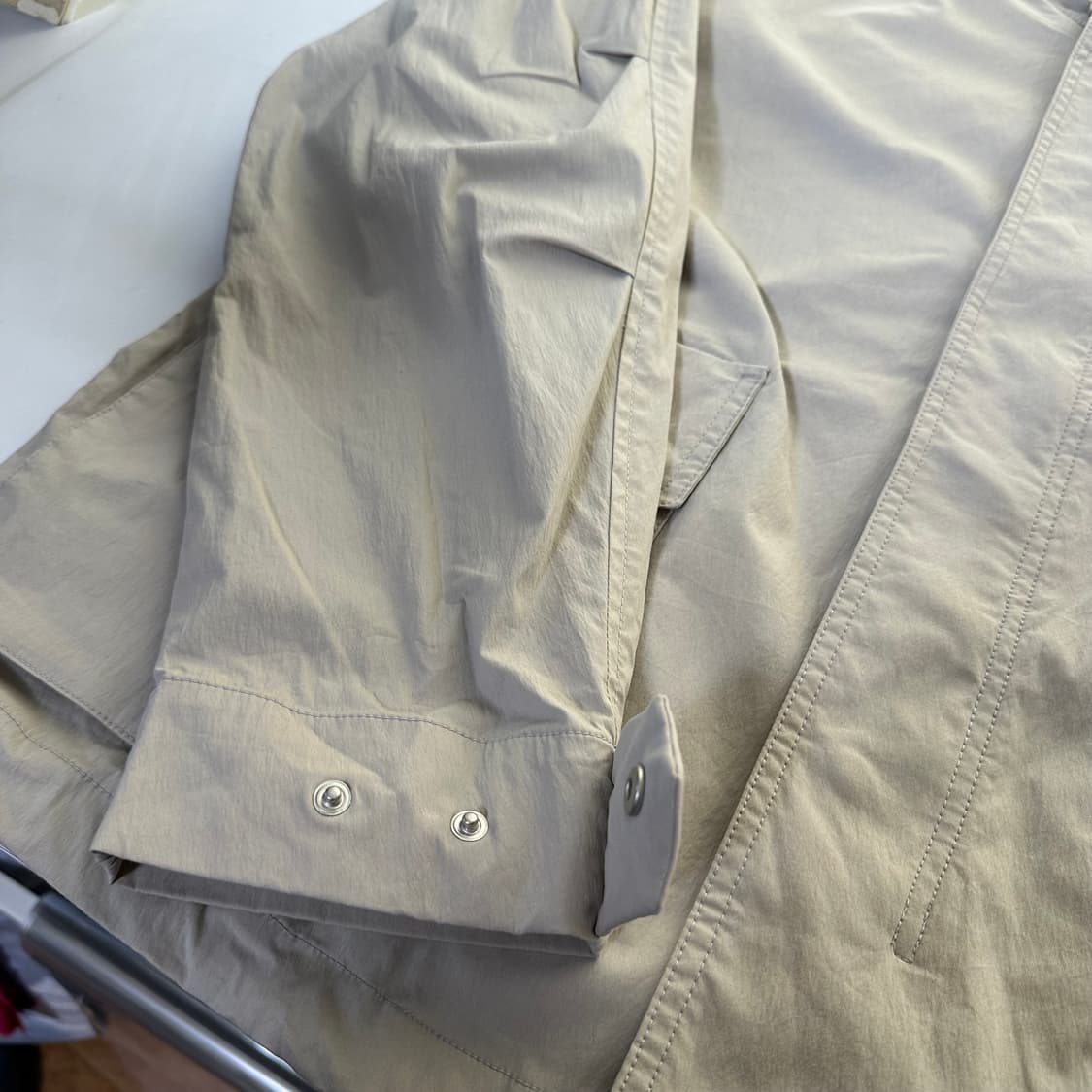 L 100 마인드브릿지 오버핏 밑단스트링 라이트베이지 나일론자켓 상품이미지3