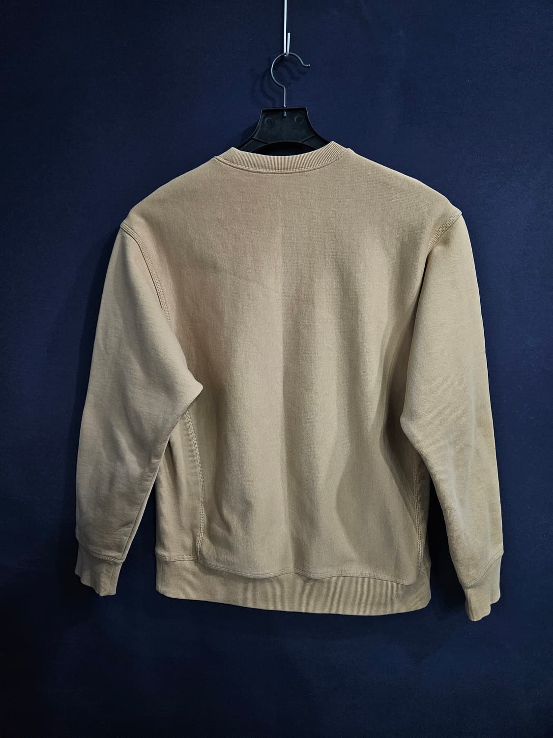 칼하트 자수로고 베이지 남성 세미오버핏 95 기모 맨투맨  상품이미지2