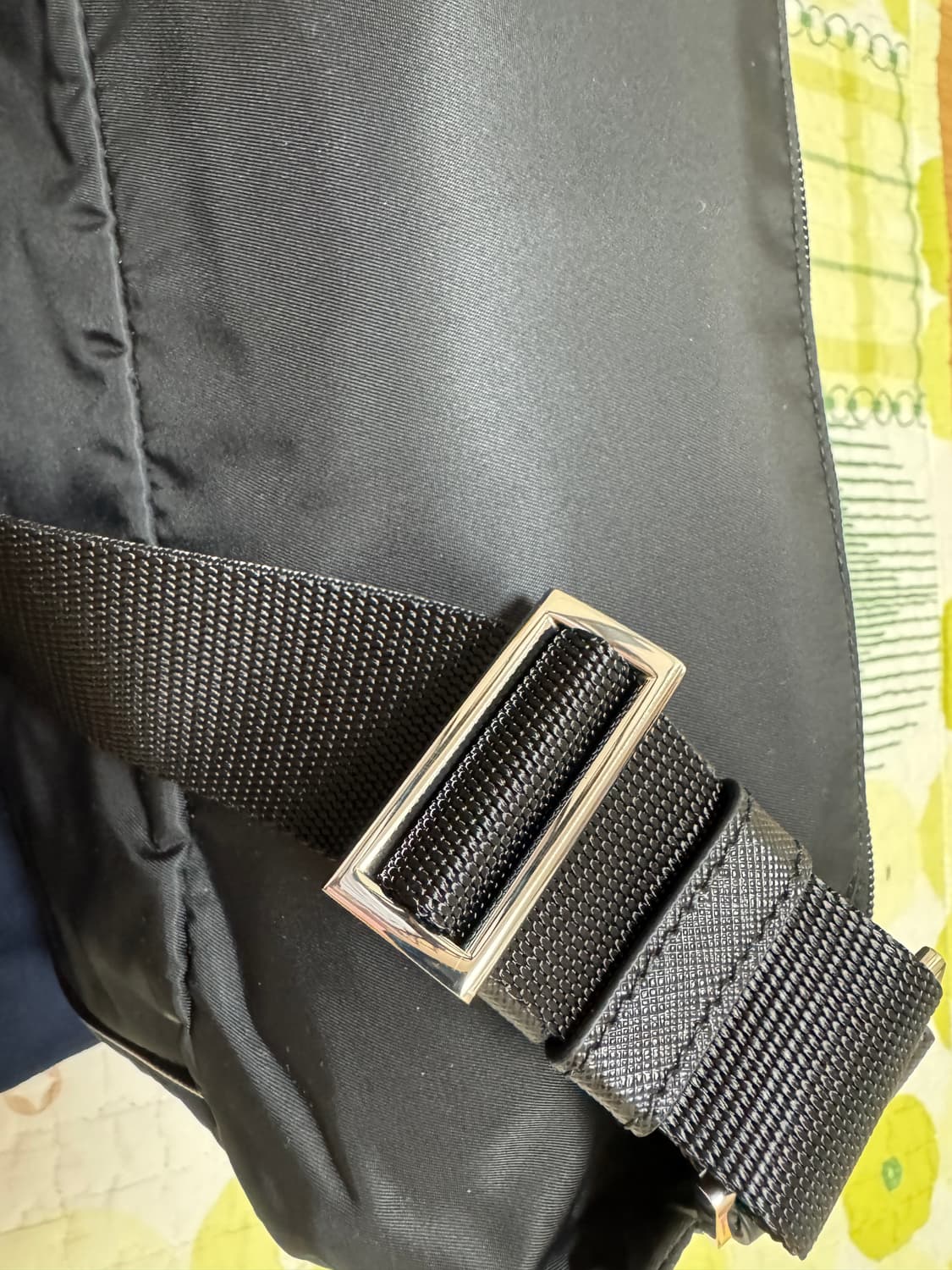 프라다 바이커백 미디움 상태 S급 상품이미지4