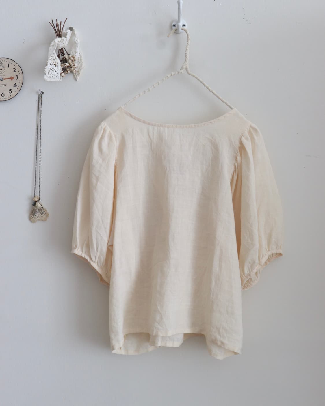[Crisp] Back Ribbon Puff Linen Blouse 상품이미지8