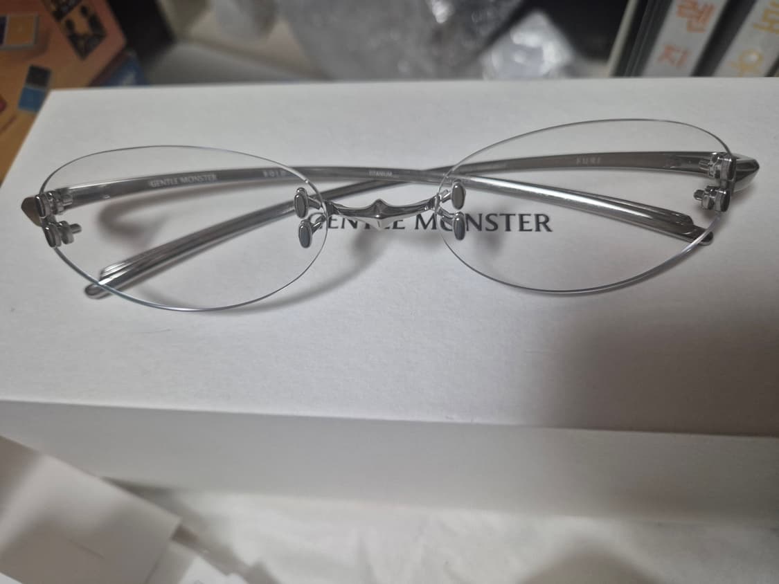 젠틀몬스터 퓨리 02 안경테  상품이미지4