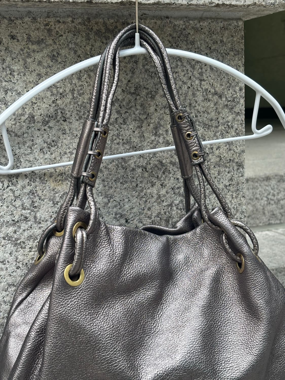 메탈릭 링 스트랩 셰이프 숄더백 상품이미지4