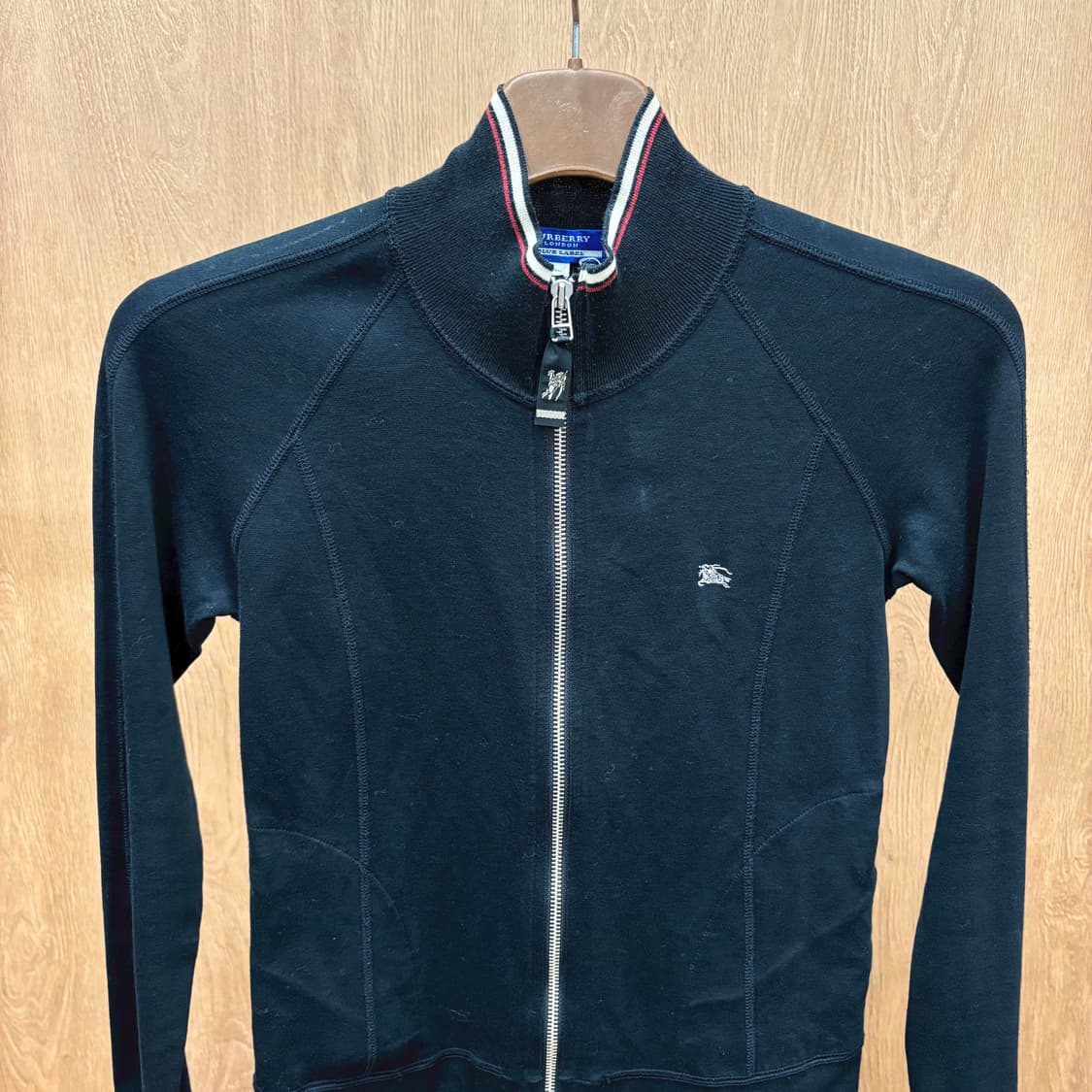 버버리 블루 라벨 하이넥 집업 스웻 자켓 로고 자수 스트링 디테일 블랙 상품이미지4