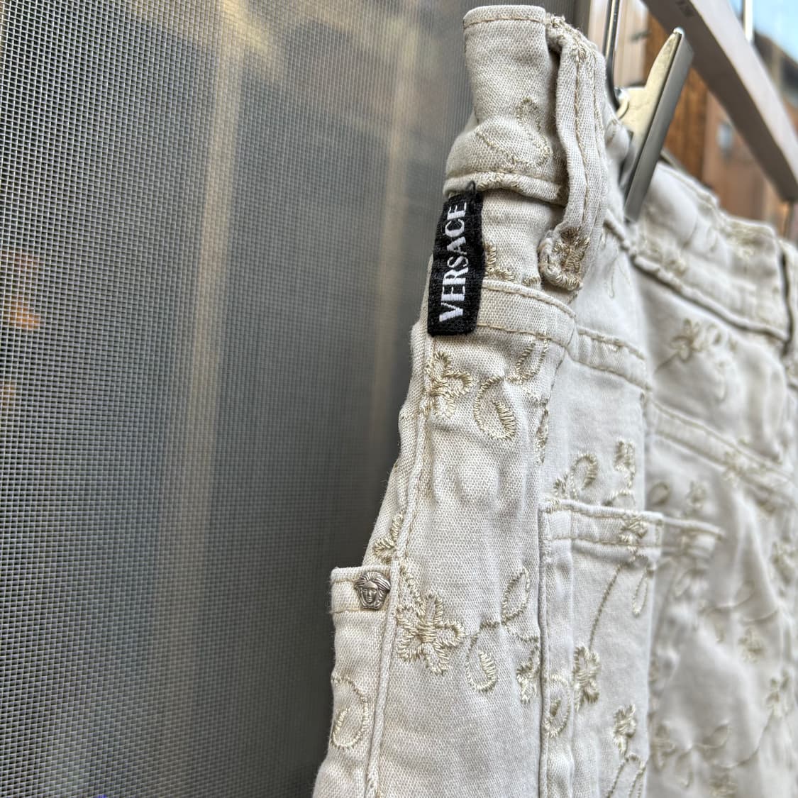 베르사체 진스 꾸뛰르 자카드 플라워 메두사 패치 팬츠 상품이미지8