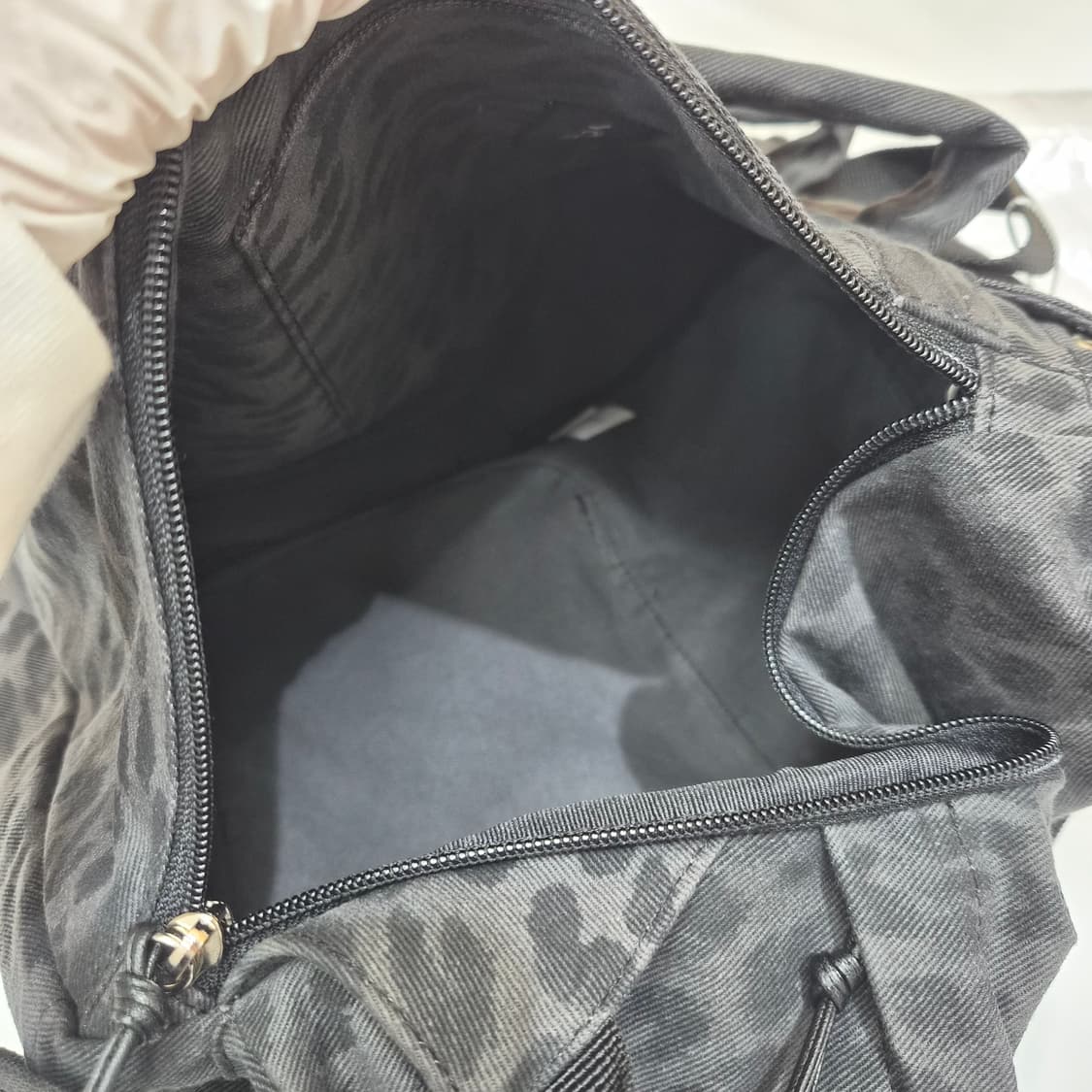 (새상품) 여밈 로우 레이아웃 백팩 (레오파드챠콜) 상품이미지6