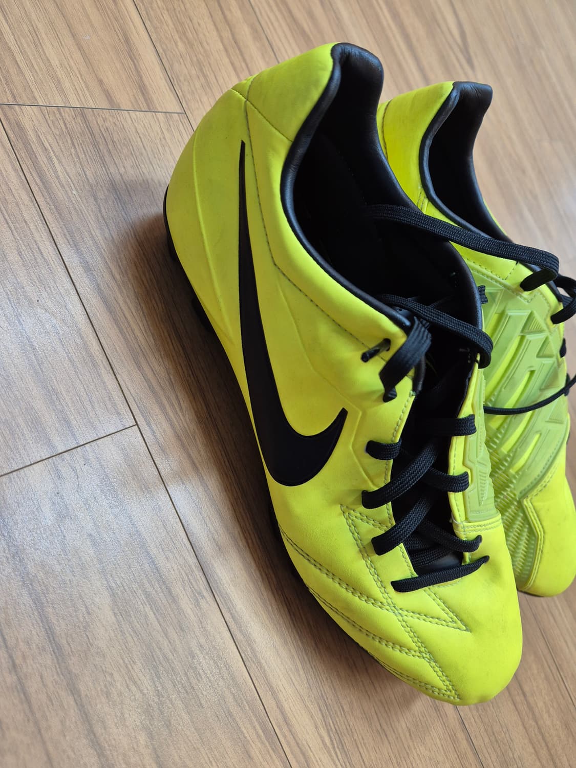 나이키 T90 형광색 축구화 US 8사이즈입니다. 260mm이고, 풋살화 상품이미지2
