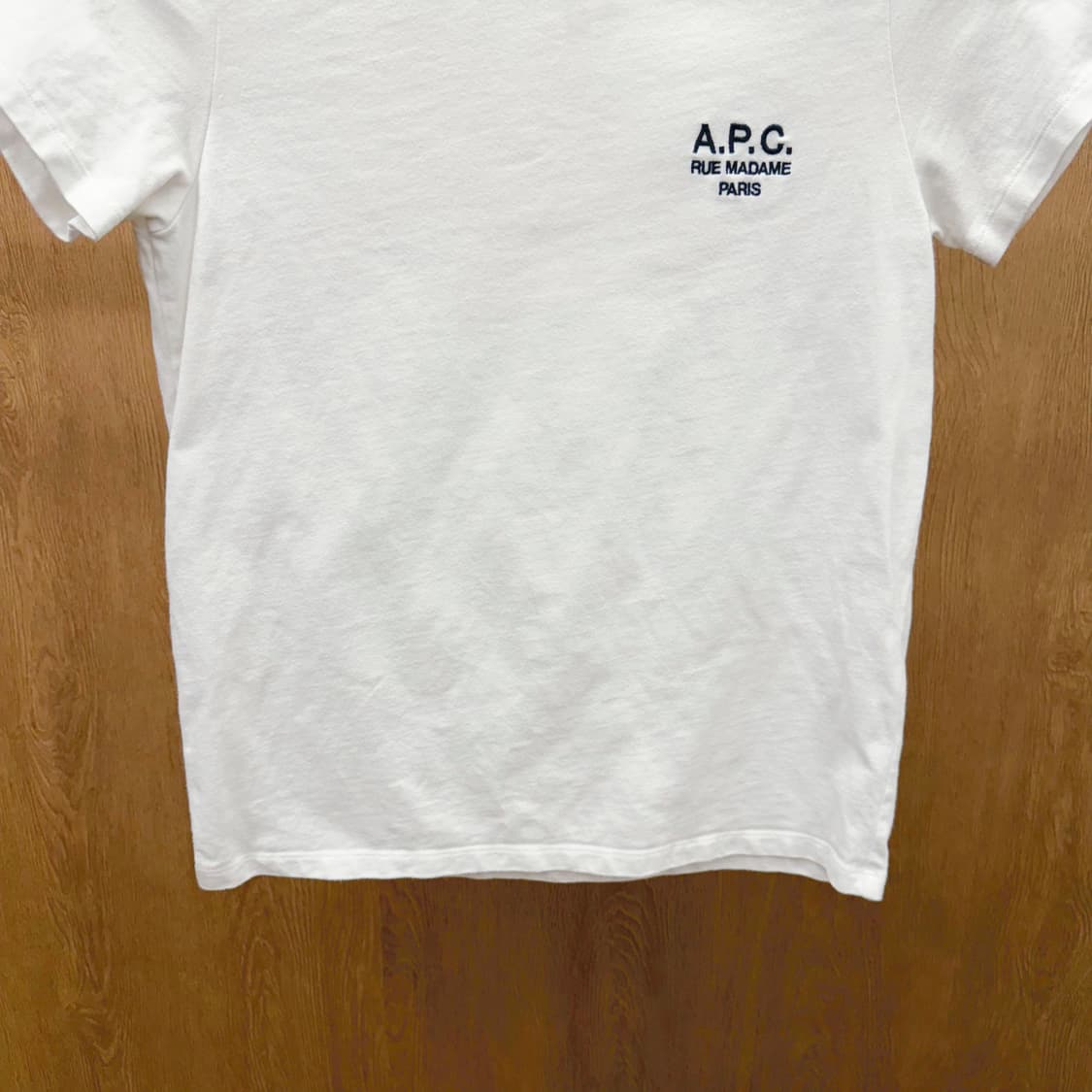 아페쎄 반팔 티셔츠 로고 자수 라운드넥 무지 디테일 레귤러핏 화이트 상품이미지5