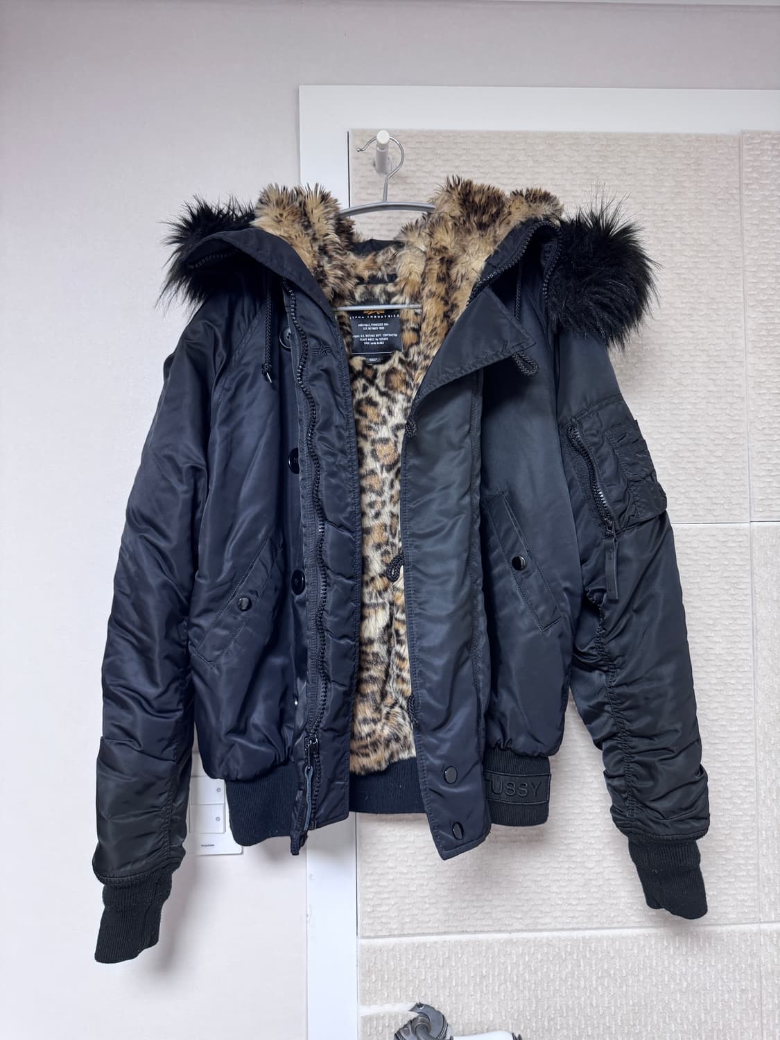 스투시 x 알파 인더스트리 N-2B 숏 웨이스트 파카 블랙 상품이미지2