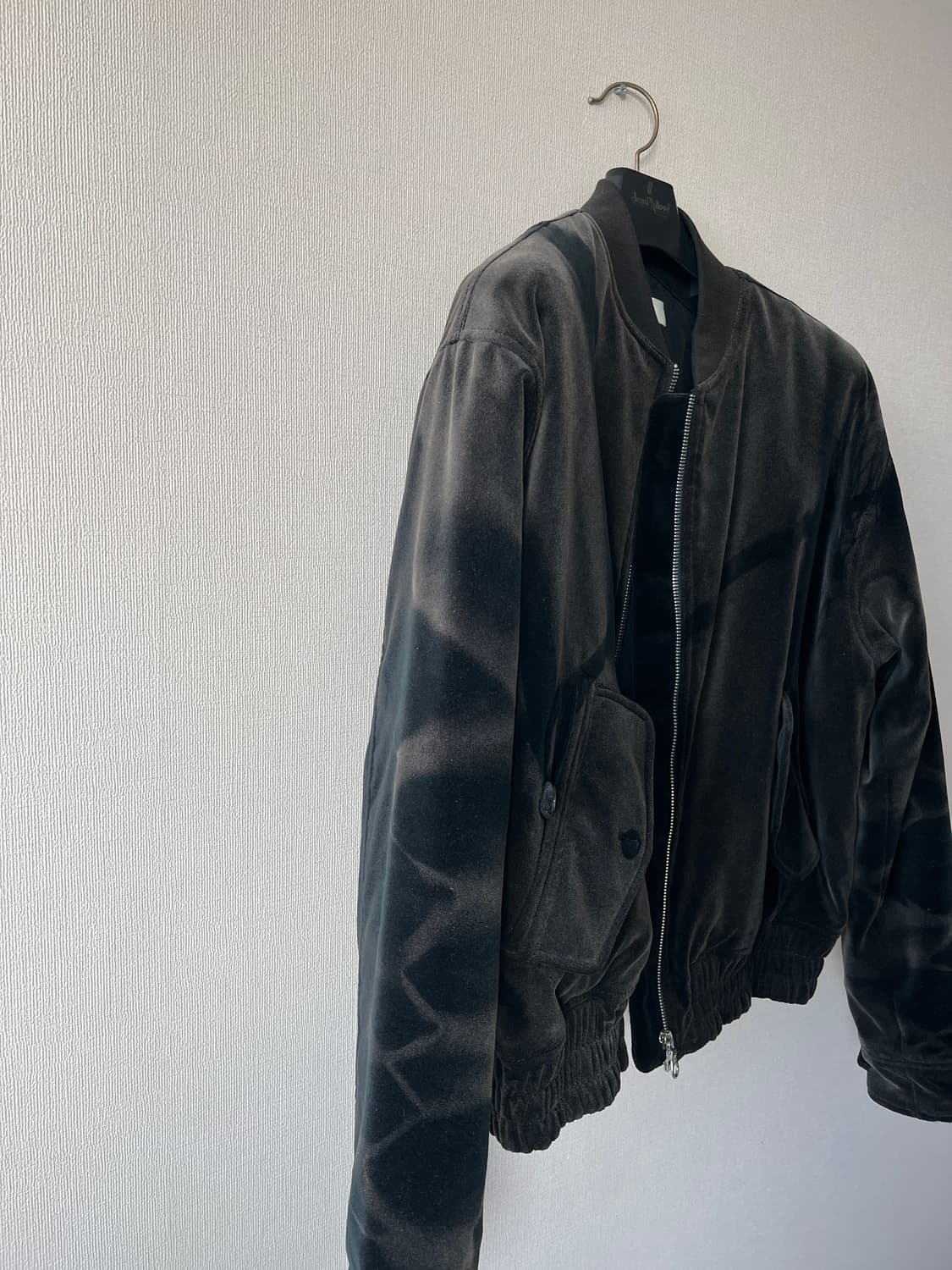 지용킴 22AW 캠페인 벨벳 봄버 블랙 상품이미지3