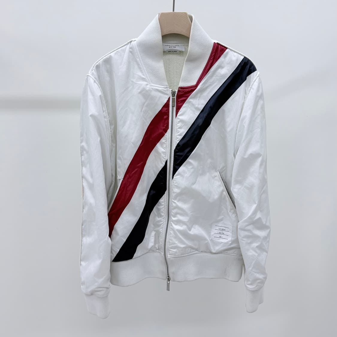 [B급/3] 톰브라운 삼선 로고 봄버 자켓 화이트 상품이미지1