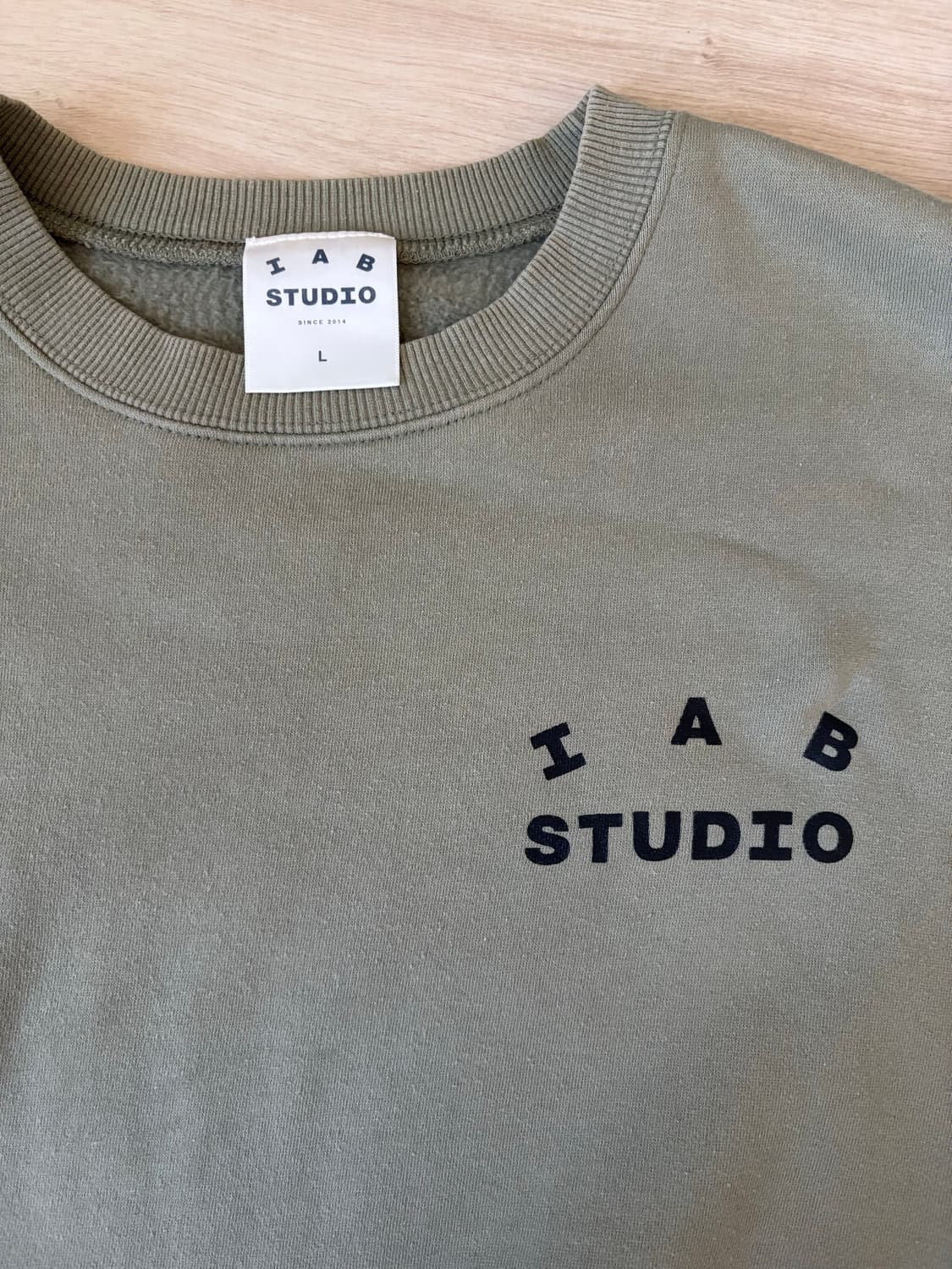 IAB STUDIO 맨투맨 올리브그린 상품이미지3