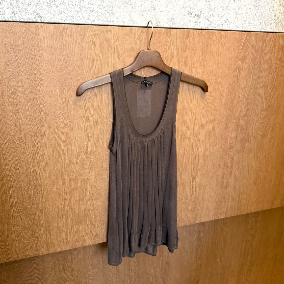 띠어리 슬리브리스 니트 핀턱 플리츠 디테일 루즈핏 브라운 상품이미지4