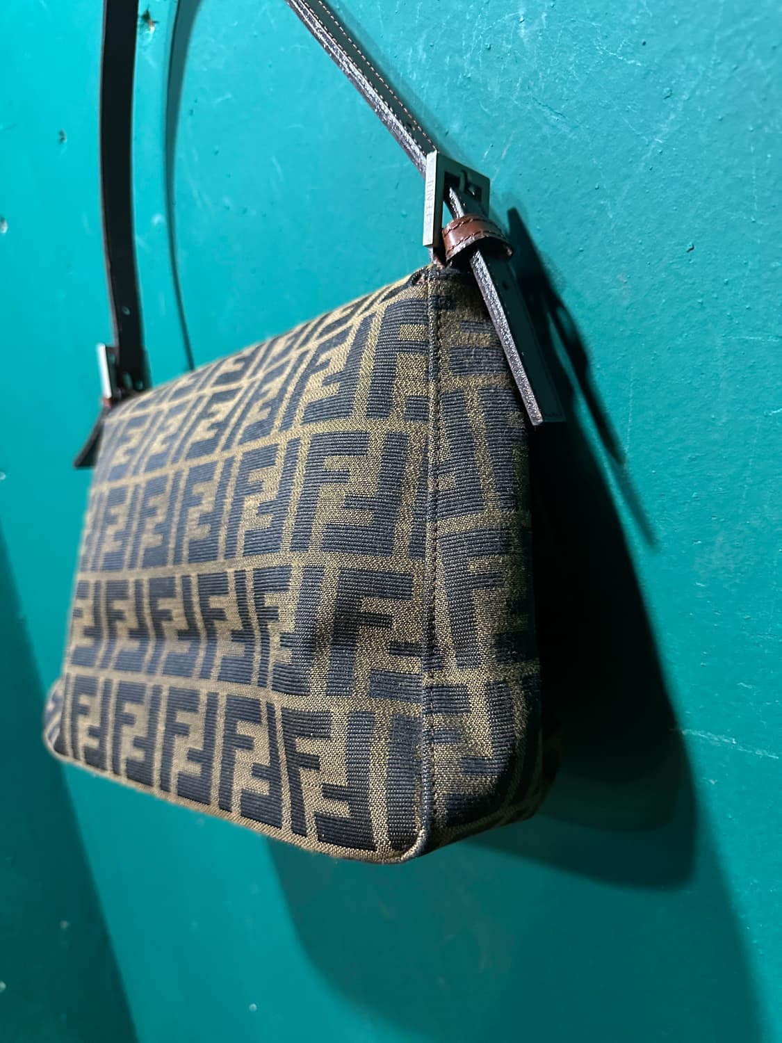 펜디 주카 바게트백 상품이미지4